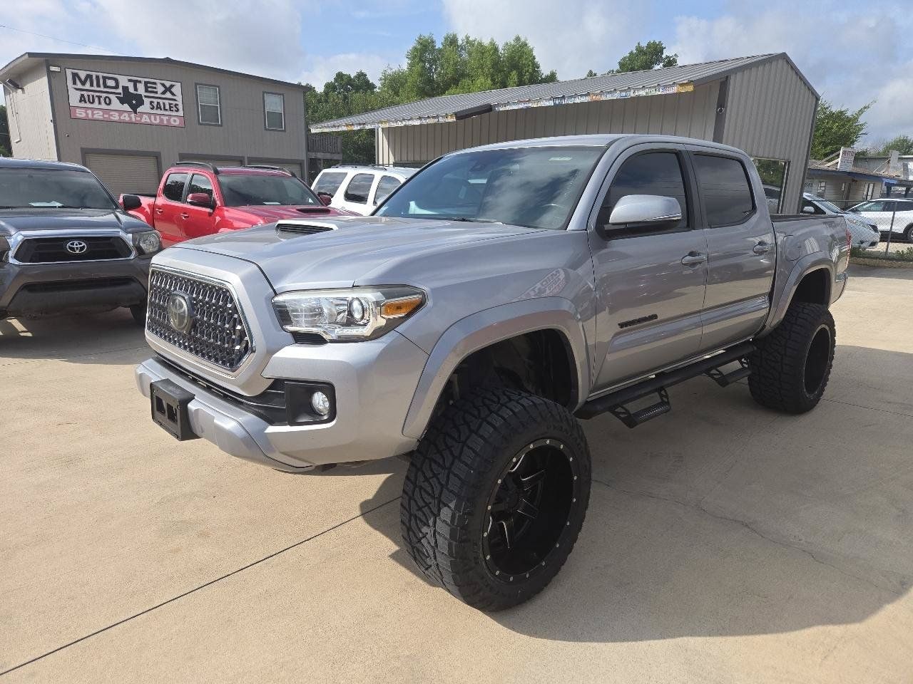 Used 2018 Toyota Tacoma TRD Sport w/ Technology Package RWD image 3