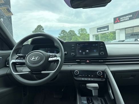 Used 2025 Hyundai Elantra Hybrid FWD image 12