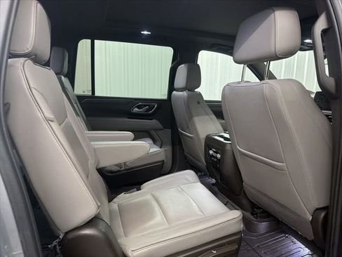 Used 2023 GMC Yukon XL SLT w/ SLT Premium Package RWD image 25