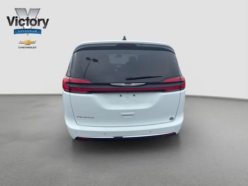 Used 2024 Chrysler Pacifica Touring-L FWD image 6