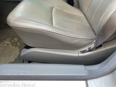 Used 2000 Mercedes-Benz E 320 Sedan image 39