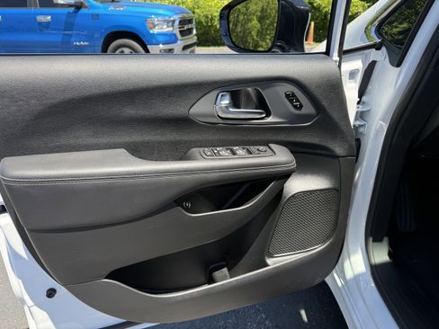 Used 2025 Chrysler Pacifica Select FWD image 8