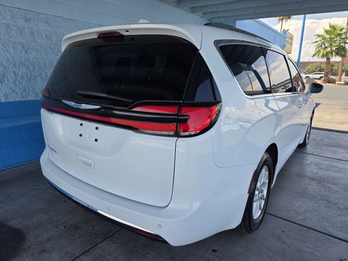 Used 2021 Chrysler Pacifica Touring-L FWD image 4