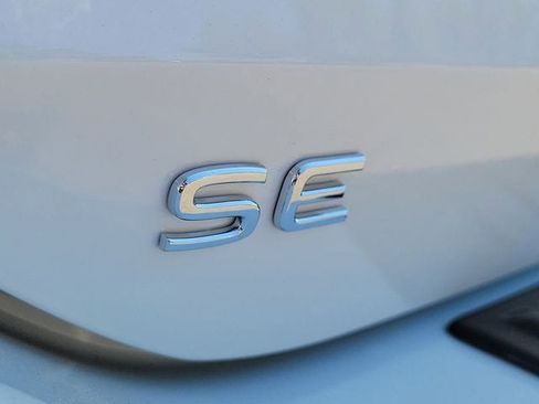 New 2026 Volkswagen Tiguan SE FWD image 8