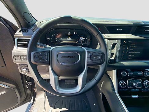 Used 2023 GMC Yukon XL Denali AWD/4WD image 11