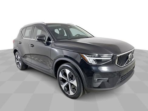 Used 2024 Volvo XC40 B5 Plus AWD/4WD image 2