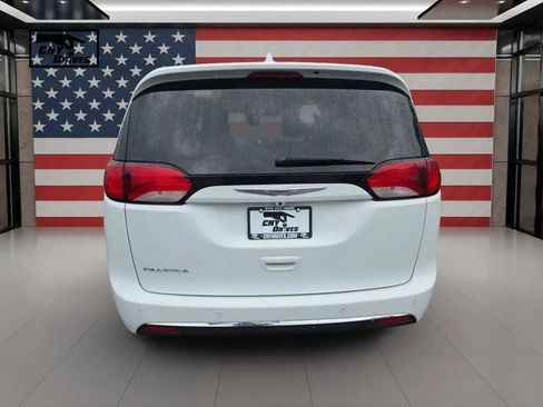 Used 2017 Chrysler Pacifica Touring-L Plus w/ Tire & Wheel Group FWD image 6