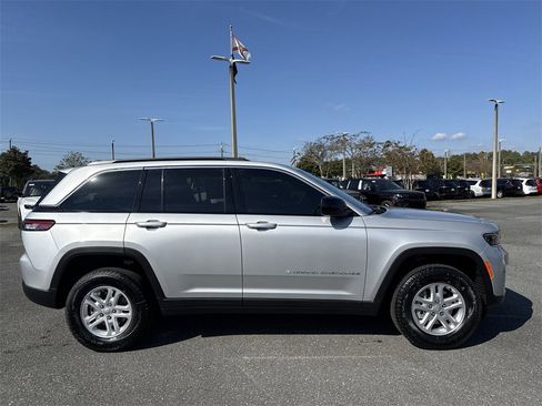 New 2025 Jeep Grand Cherokee Laredo image 2