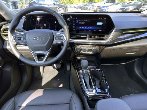 Used 2025 Chevrolet Trax ACTIV w/ Sunroof Package FWD image 15