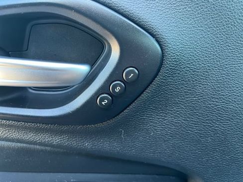 Used 2019 Jeep Cherokee Limited AWD/4WD image 16
