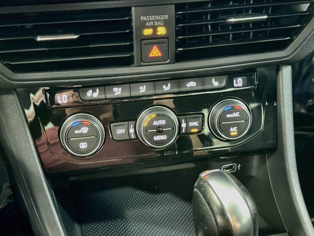 Used 2019 Volkswagen Jetta SE w/ Cold Weather Package FWD image 18