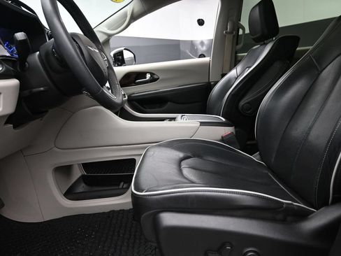 Used 2022 Chrysler Pacifica Limited w/ Uconnect Theater Family Group FWD image 16