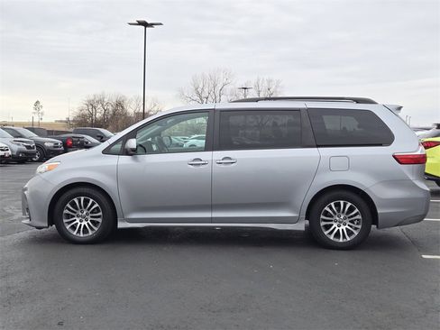 Used 2018 Toyota Sienna XLE Premium image 4