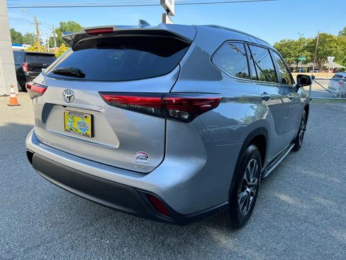 Used 2023 Toyota Highlander XLE FWD image 4