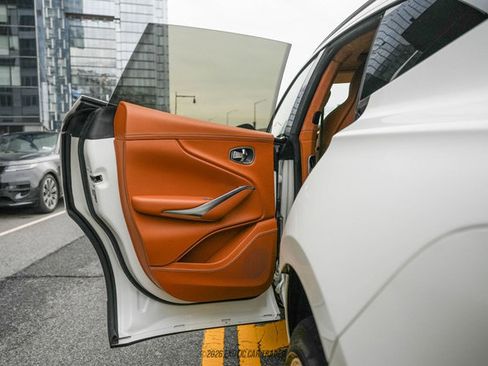 Used 2021 Aston Martin DBX image 37