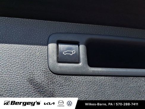 Used 2020 Toyota Highlander XLE image 32