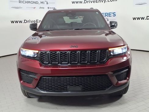 Used 2024 Jeep Grand Cherokee Altitude image 2