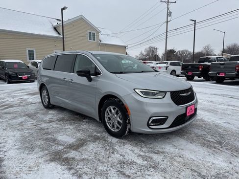 Used 2024 Chrysler Pacifica Touring-L image 21