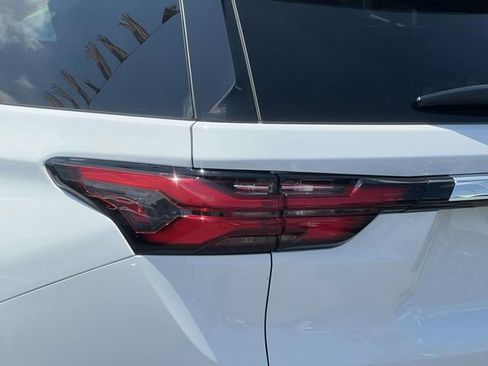 Certified 2023 Chevrolet Traverse LT FWD image 11