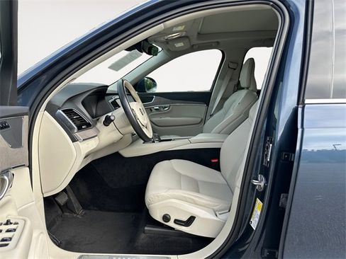 Used 2023 Volvo XC90 B6 Plus image 9