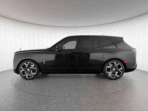 New 2026 Rolls-Royce Cullinan Black Badge image 9