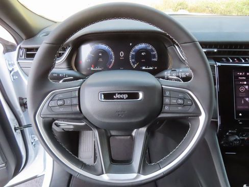 New 2025 Jeep Grand Cherokee Altitude image 4