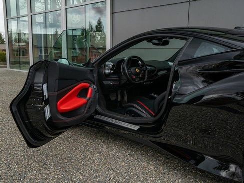Used 2021 Ferrari F8 Tributo image 11