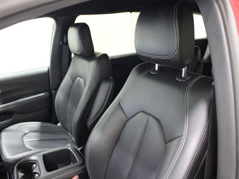 Used 2025 Chrysler Pacifica Select FWD image 4