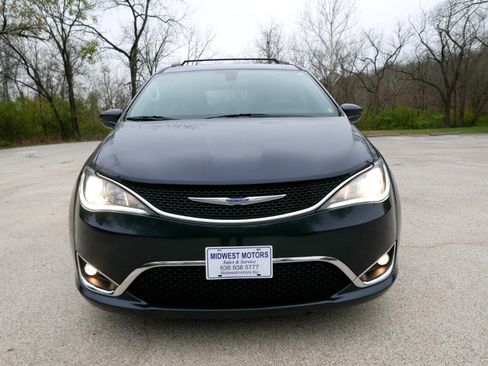 Used 2020 Chrysler Pacifica Touring-L image 3