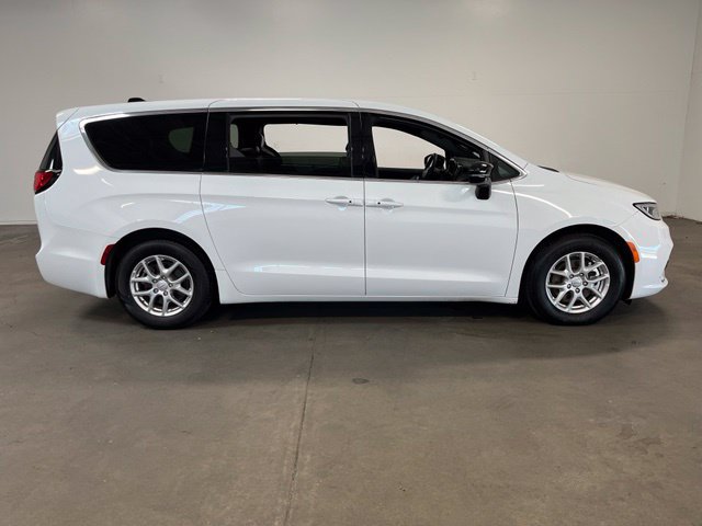 Used 2025 Chrysler Pacifica Select FWD image 30