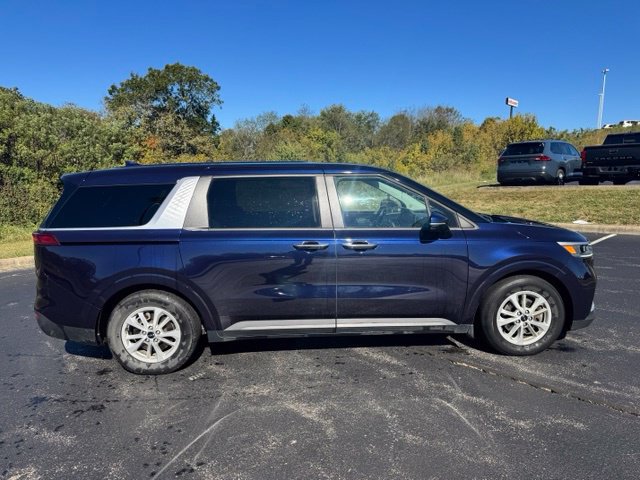 Used 2022 Kia Carnival LX FWD image 2