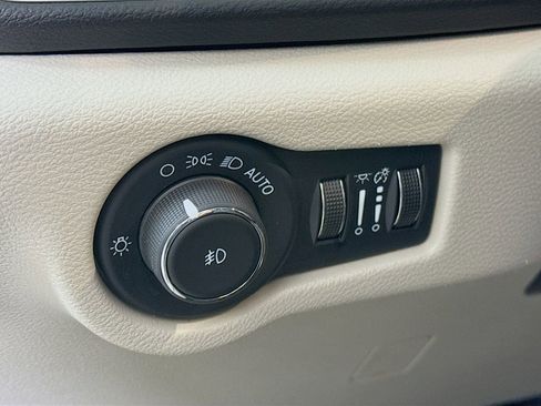 Used 2024 Chrysler Pacifica Touring-L FWD image 18