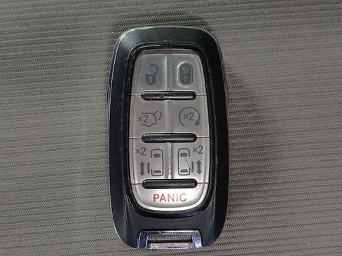 Used 2019 Chrysler Pacifica Touring Plus w/ Tire & Wheel Group FWD image 32