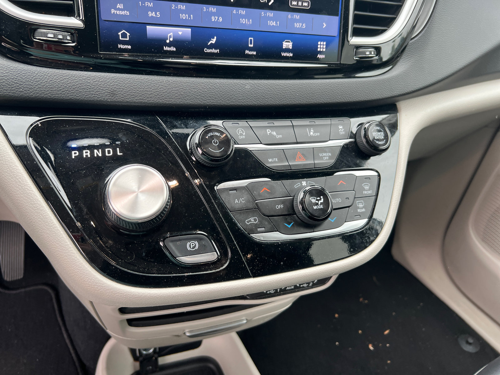 Used 2024 Chrysler Pacifica Touring-L FWD image 29