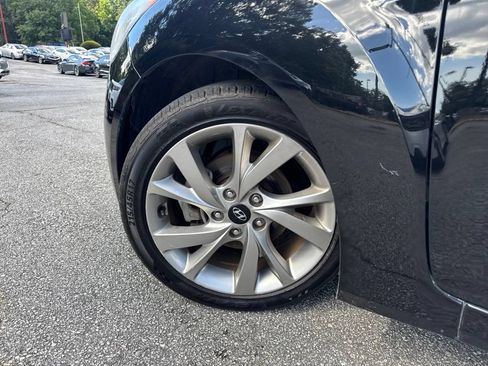 Used 2017 Hyundai Veloster FWD image 6