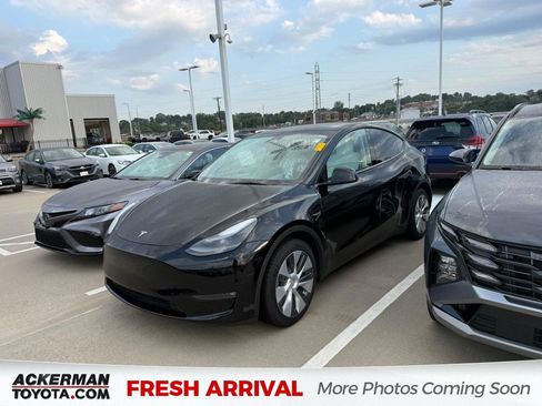 Used 2024 Tesla Model Y Long Range AWD/4WD image 1