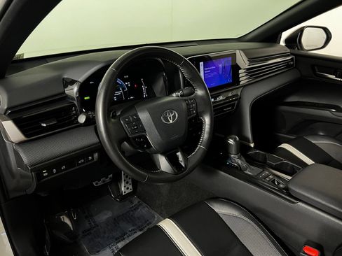 Used 2025 Toyota Camry Hybrid FWD image 12