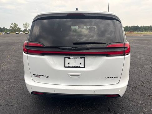 Used 2024 Chrysler Pacifica Limited w/ Uconnect Theater Family Group FWD image 5