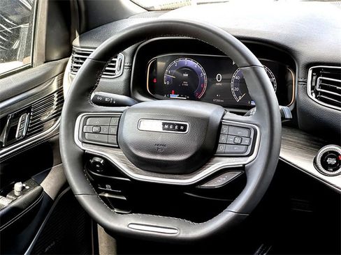 Used 2024 Jeep Wagoneer L Series II w/ Flexible Seating Group image 30