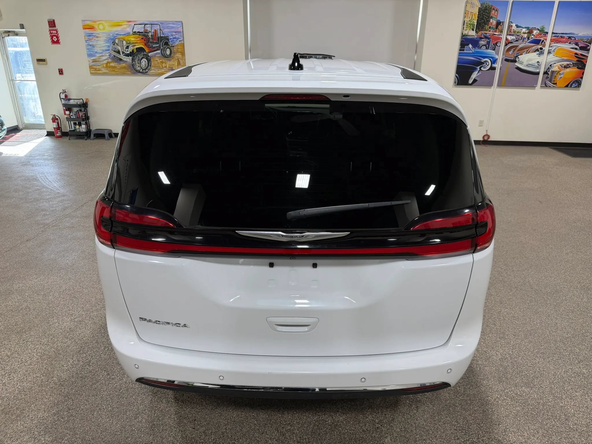 Used 2023 Chrysler Pacifica Touring-L FWD image 17