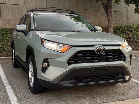 Used 2019 Toyota RAV4 XLE w/ Convenience Package FWD image 4