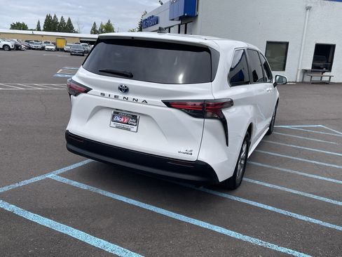 Used 2021 Toyota Sienna LE FWD image 5