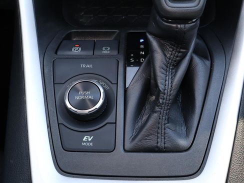 Used 2020 Toyota RAV4 XLE image 26