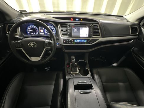 Used 2019 Toyota Highlander XLE AWD/4WD image 29