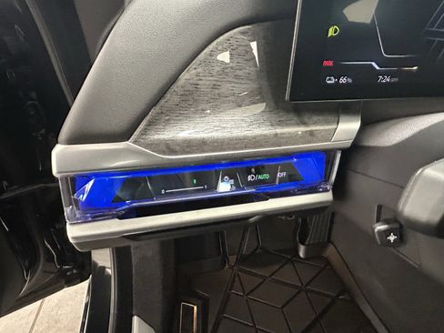 Used 2024 BMW i7 eDrive50 image 25