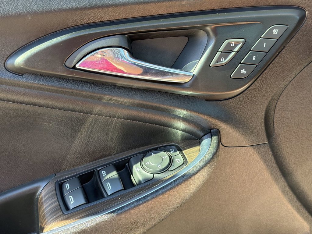 Used 2018 Chevrolet Malibu Premier w/ Premier Sun and Wheel Package FWD image 23