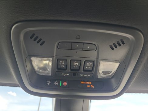 Used 2022 Chevrolet Traverse Premier AWD/4WD image 22