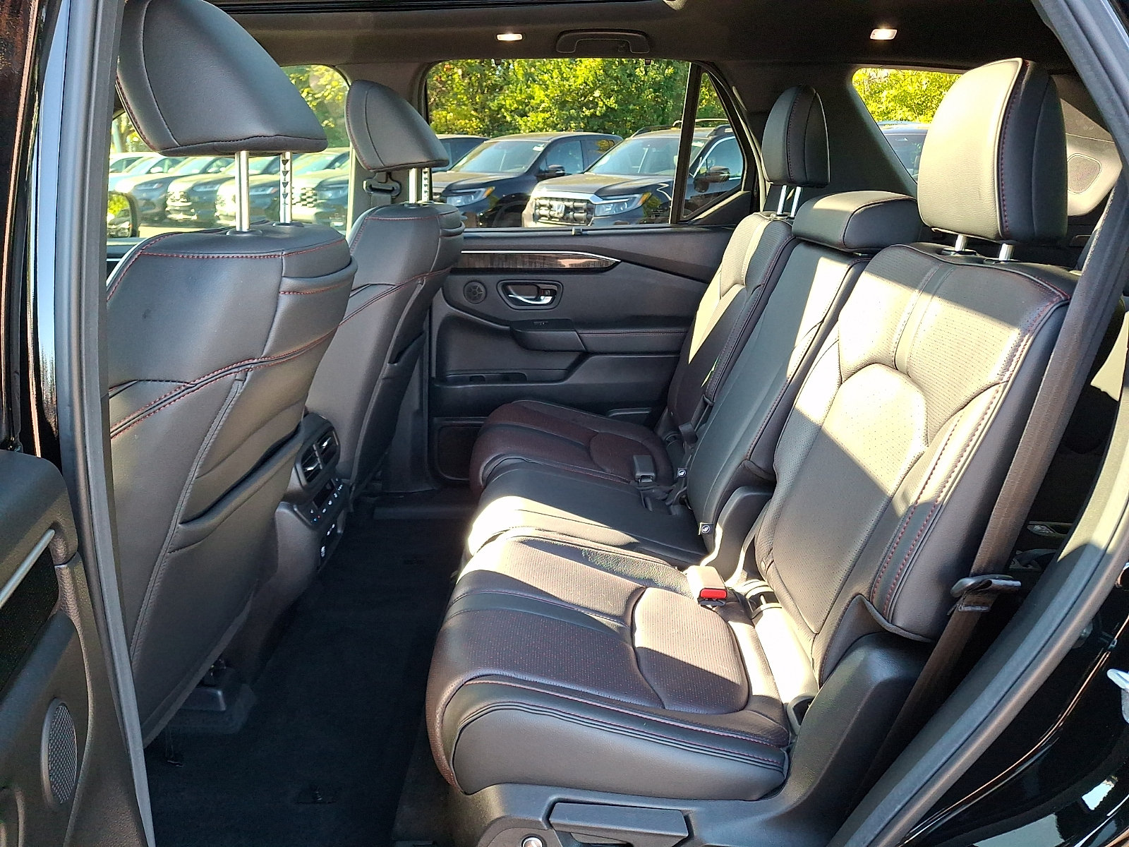 Used 2025 Honda Pilot Black Edition image 10