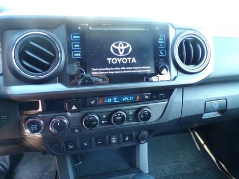 Used 2017 Toyota Tacoma TRD Off-Road w/ Premium & Technology Package image 11