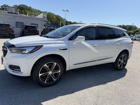 Used 2021 Buick Enclave Essence w/ Sport Touring Edition FWD image 3
